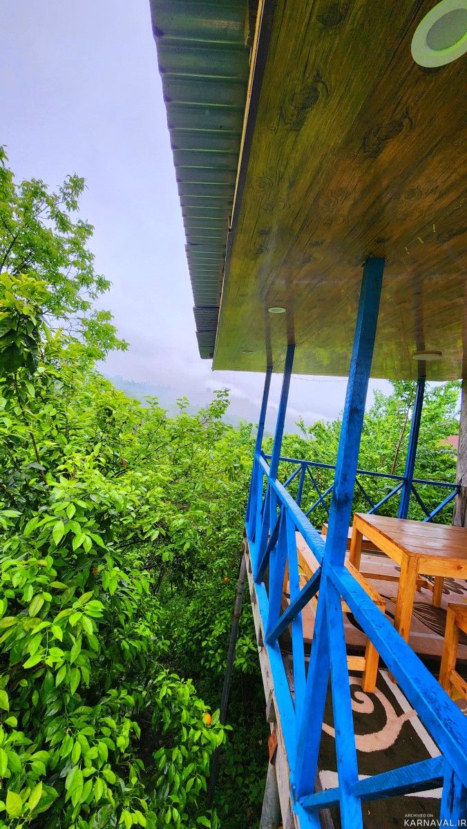 کلبه چوبی سنتی تراس دار ، در دل جنگل