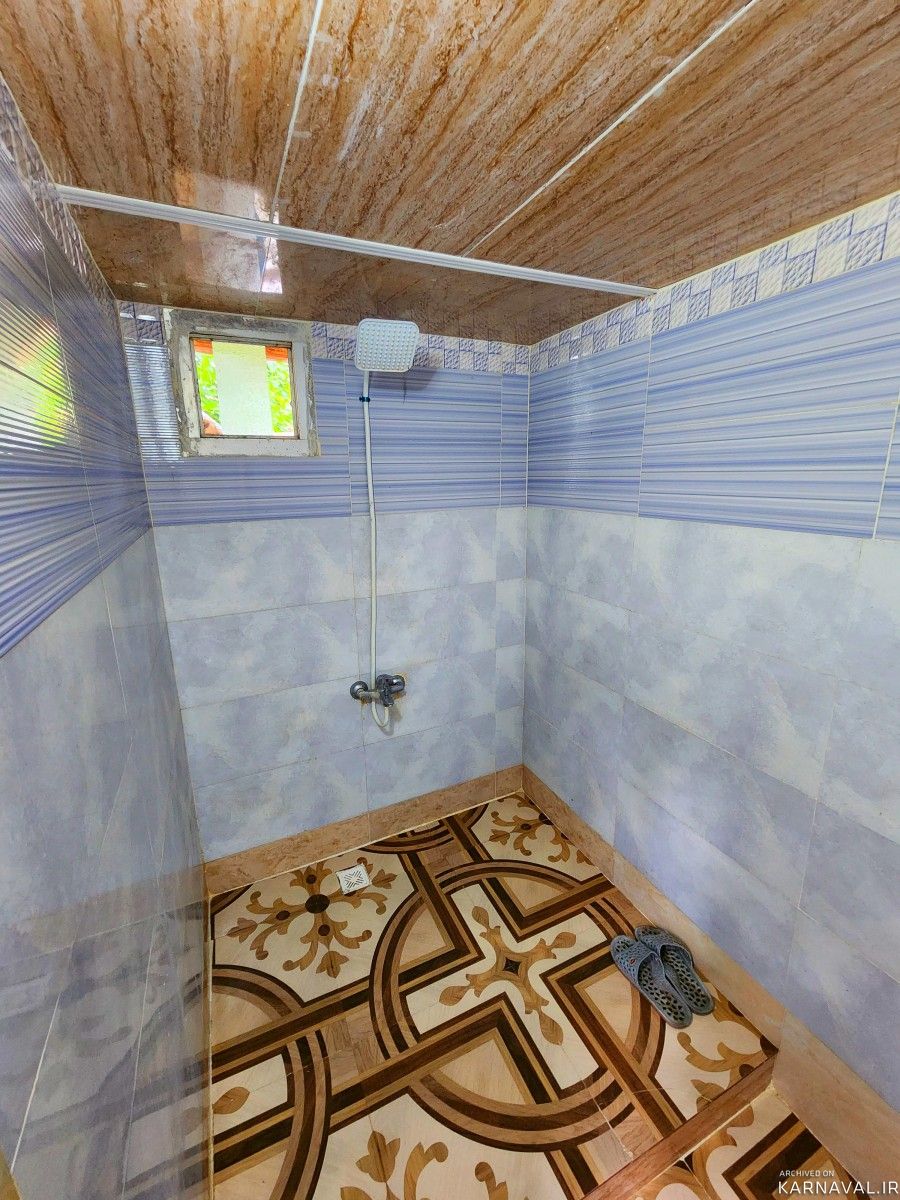 کلبه چوبی سنتی تراس دار ، در دل جنگل