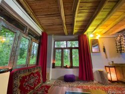 کلبه زیبا با سقف چوبی و وان (تاینی کابین) کلبه زیبا با سقف چوبی و وان (تاینی کابین)