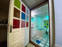 کلبه زیبا با سقف چوبی و وان (تاینی کابین) کلبه زیبا با سقف چوبی و وان (تاینی کابین)