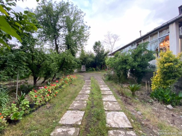 کلبه زیبا با سقف چوبی و وان (تاینی کابین)