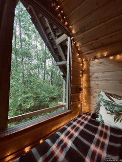 کلبه زیبا با سقف چوبی و وان (تاینی کابین) کلبه زیبا با سقف چوبی و وان (تاینی کابین)