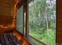 کلبه زیبا با سقف چوبی و وان (تاینی کابین) کلبه زیبا با سقف چوبی و وان (تاینی کابین)