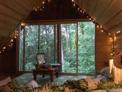 کلبه زیبا با سقف چوبی و وان (تاینی کابین) کلبه زیبا با سقف چوبی و وان (تاینی کابین)