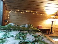 کلبه زیبا با سقف چوبی و وان (تاینی کابین) کلبه زیبا با سقف چوبی و وان (تاینی کابین)