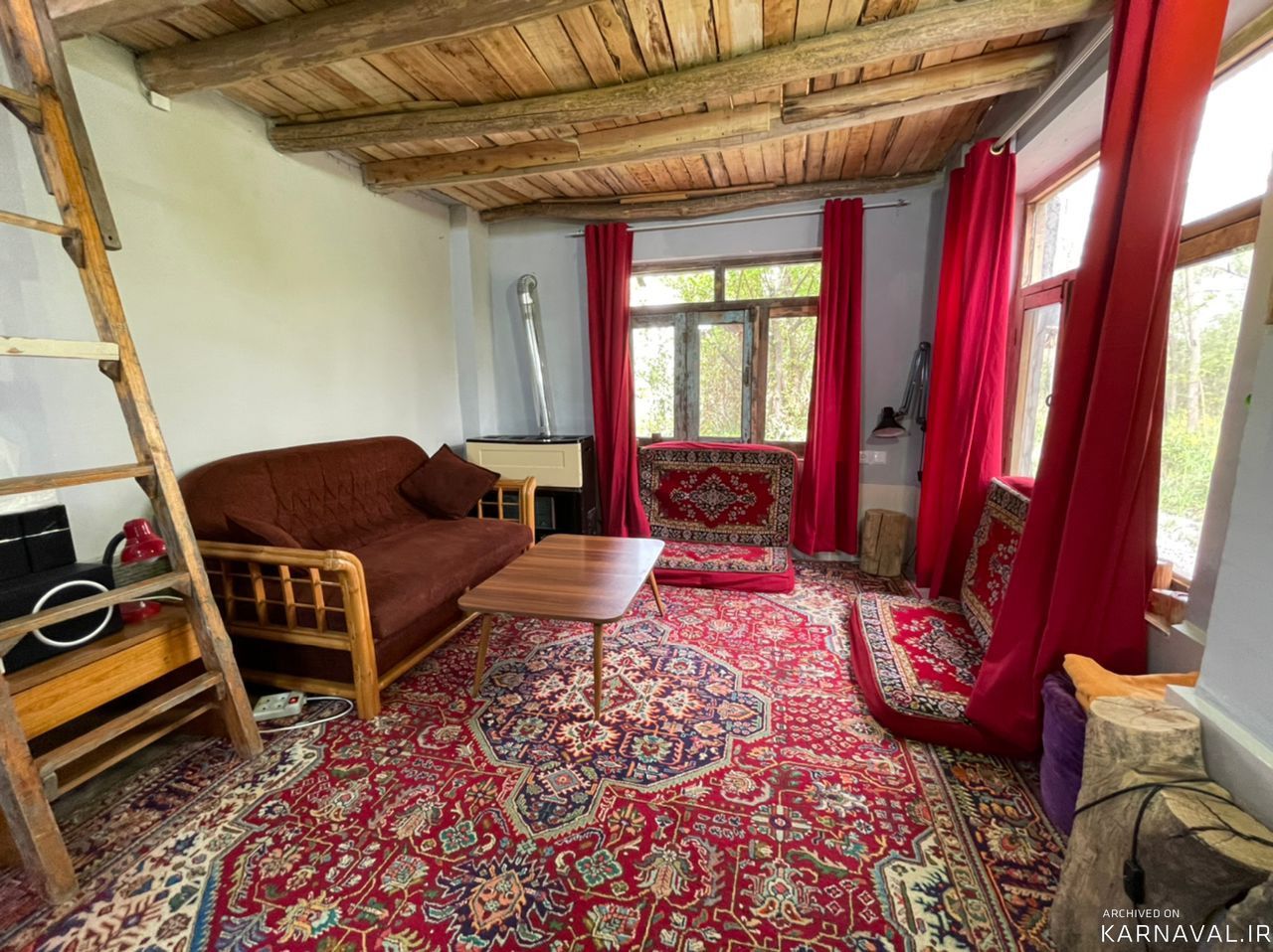 کلبه زیبا با سقف چوبی و وان (تاینی کابین)