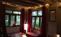 کلبه زیبا با سقف چوبی و وان (تاینی کابین) کلبه زیبا با سقف چوبی و وان (تاینی کابین)