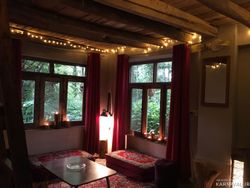 کلبه زیبا با سقف چوبی و وان (تاینی کابین) کلبه زیبا با سقف چوبی و وان (تاینی کابین)