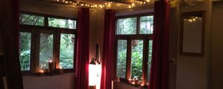 کلبه زیبا با سقف چوبی و وان (تاینی کابین) کلبه زیبا با سقف چوبی و وان (تاینی کابین)