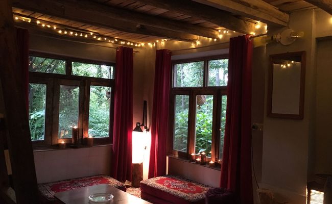 کلبه زیبا با سقف چوبی و وان (تاینی کابین) کلبه زیبا با سقف چوبی و وان (تاینی کابین)