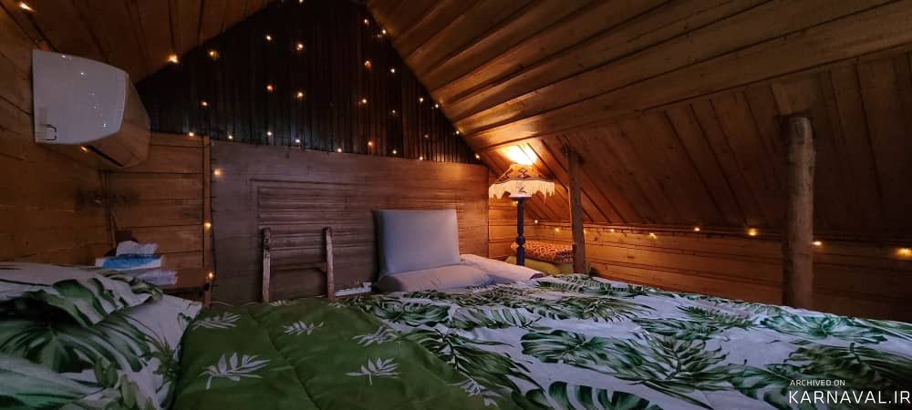 کلبه زیبا با سقف چوبی و وان (تاینی کابین)