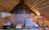 کلبه زیبا با سقف چوبی و وان (تاینی کابین) کلبه زیبا با سقف چوبی و وان (تاینی کابین)