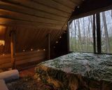 کلبه زیبا با سقف چوبی و وان (تاینی کابین) کلبه زیبا با سقف چوبی و وان (تاینی کابین)