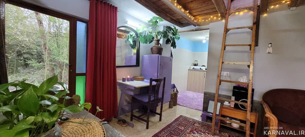 کلبه زیبا با سقف چوبی و وان (تاینی کابین)