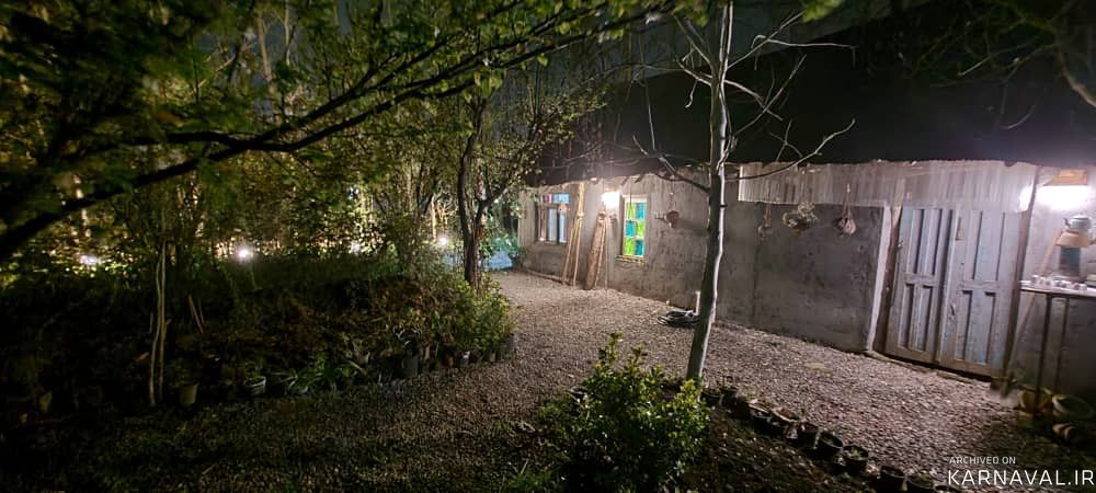 کلبه زیبا با سقف چوبی و وان (تاینی کابین)