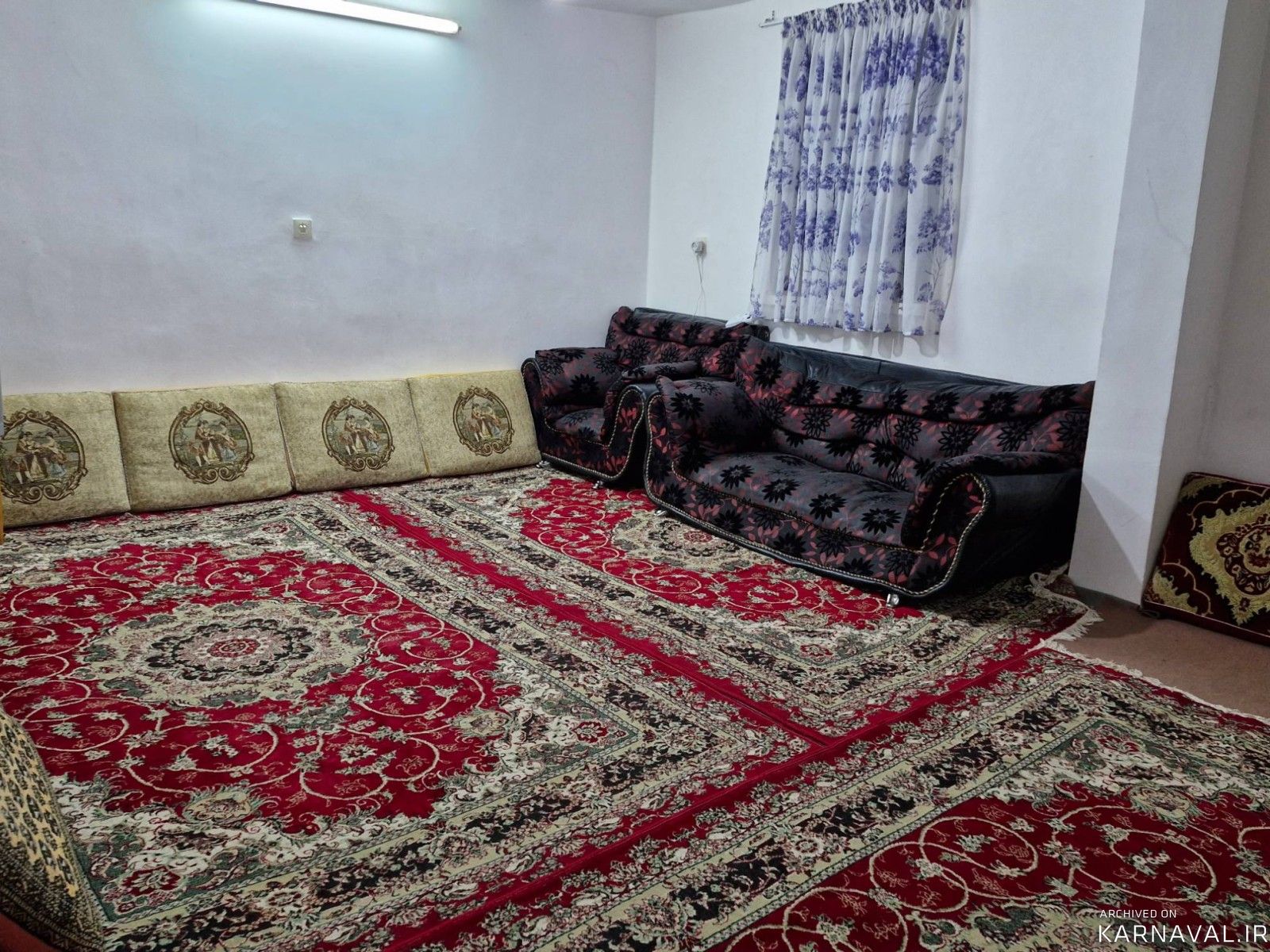 کلبه جنگلی نزدیک رودخانه و آبشار