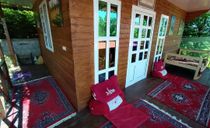 کلبه با نمای چوبی و تراس با ویوی بینظیر کلبه با نمای چوبی و تراس با ویوی بینظیر