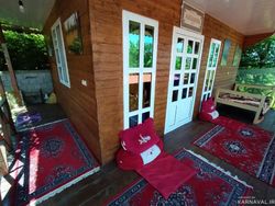 کلبه با نمای چوبی و تراس با ویوی بینظیر کلبه با نمای چوبی و تراس با ویوی بینظیر