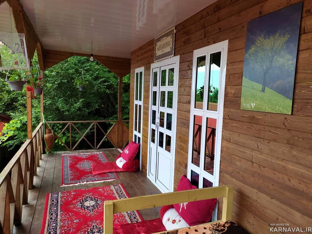 کلبه با نمای چوبی و تراس با ویوی بینظیر