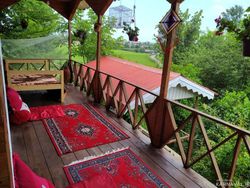 کلبه با نمای چوبی و تراس با ویوی بینظیر کلبه با نمای چوبی و تراس با ویوی بینظیر