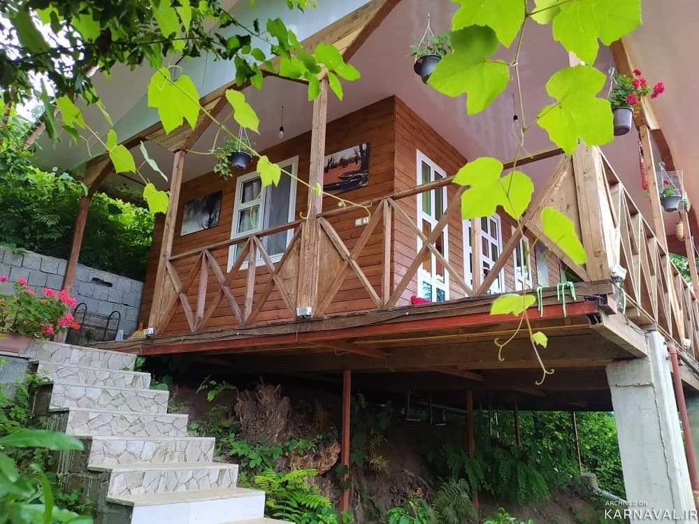 کلبه با نمای چوبی و تراس با ویوی بینظیر