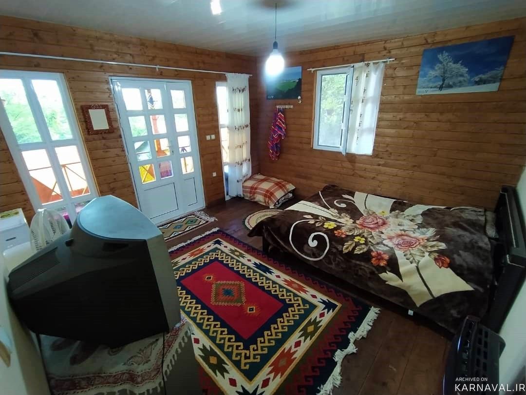 کلبه با نمای چوبی و تراس با ویوی بینظیر