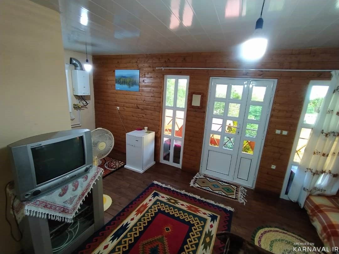 کلبه با نمای چوبی و تراس با ویوی بینظیر