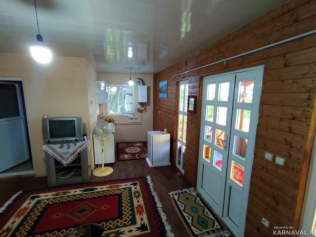 کلبه با نمای چوبی و تراس با ویوی بینظیر