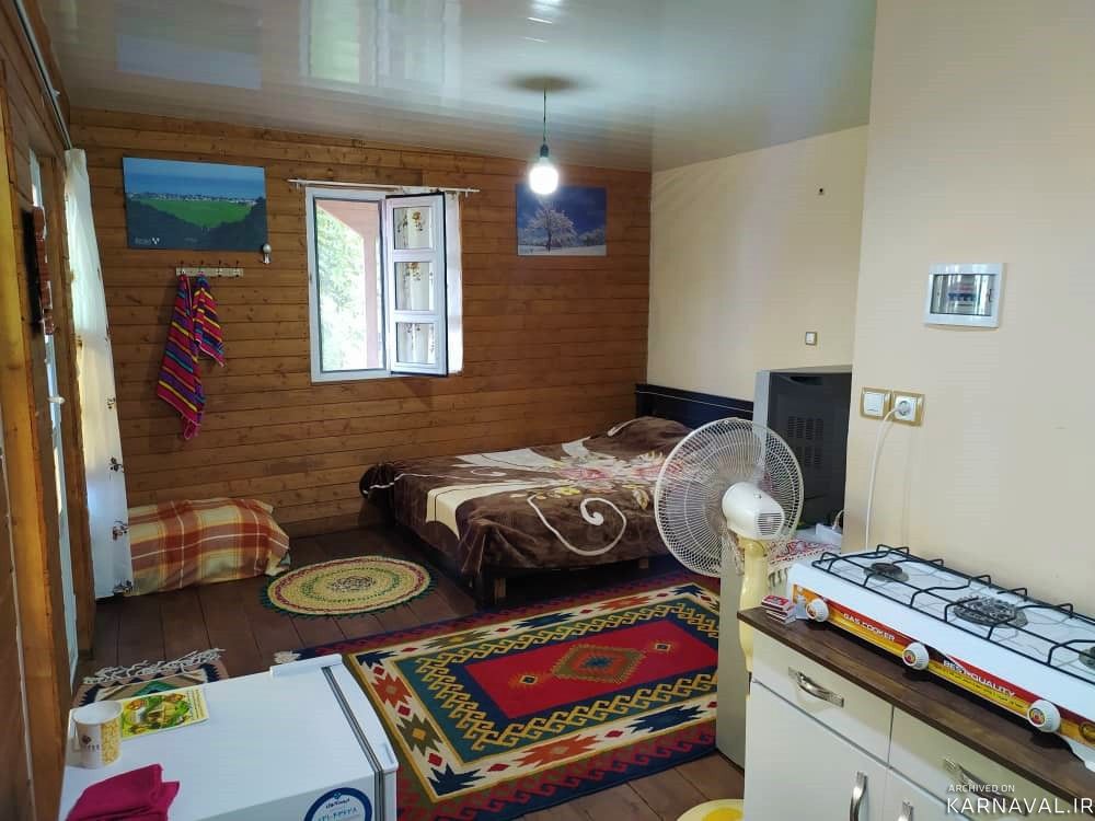 کلبه با نمای چوبی و تراس با ویوی بینظیر