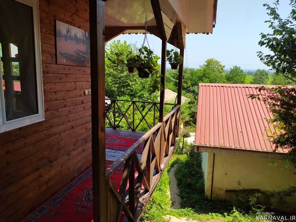 کلبه با نمای چوبی و تراس با ویوی بینظیر