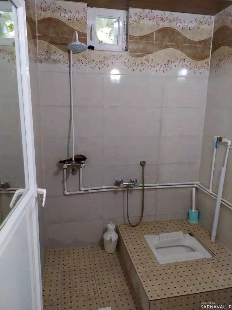 کلبه با نمای چوبی و تراس با ویوی بینظیر