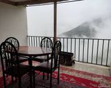 طبقه همکف با منظره کوه و جنگل و اقیانوسی از ابر طبقه همکف با منظره کوه و جنگل و اقیانوسی از ابر