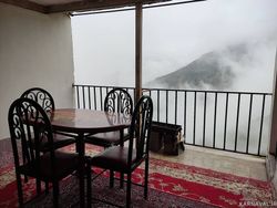 طبقه همکف با منظره کوه و جنگل و اقیانوسی از ابر طبقه همکف با منظره کوه و جنگل و اقیانوسی از ابر