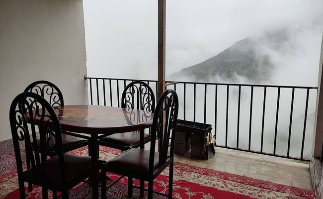 طبقه همکف با منظره کوه و جنگل و اقیانوسی از ابر طبقه همکف با منظره کوه و جنگل و اقیانوسی از ابر