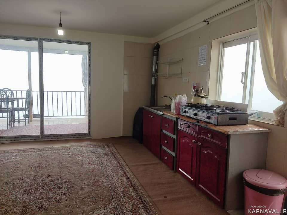 طبقه همکف با منظره کوه و جنگل و اقیانوسی از ابر