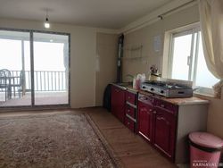 طبقه همکف با منظره کوه و جنگل و اقیانوسی از ابر طبقه همکف با منظره کوه و جنگل و اقیانوسی از ابر