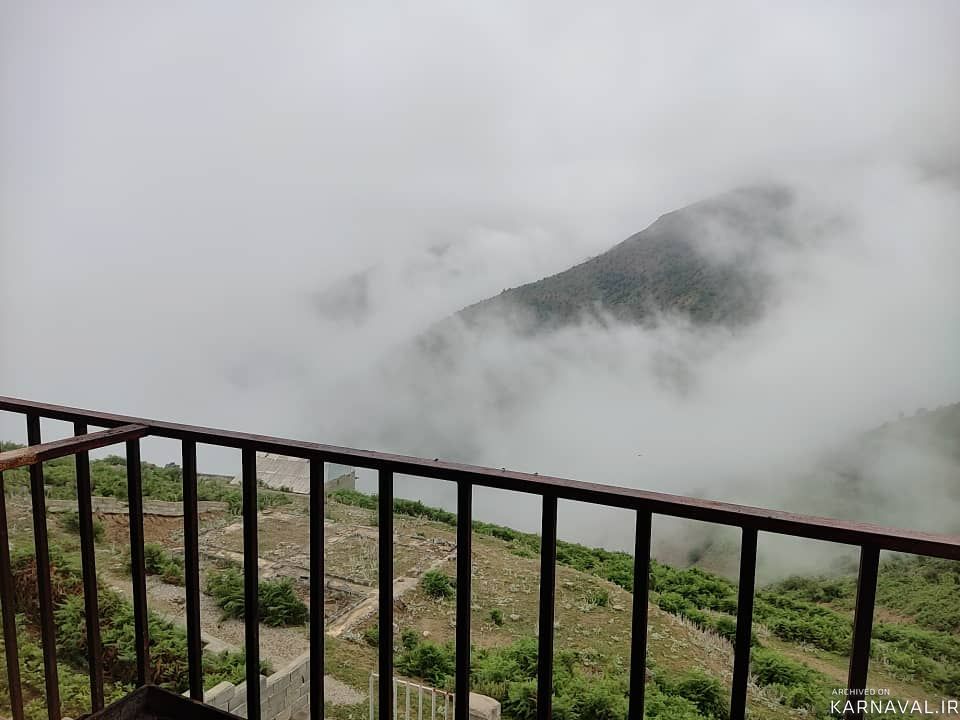 طبقه همکف با منظره کوه و جنگل و اقیانوسی از ابر