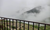 طبقه همکف با منظره کوه و جنگل و اقیانوسی از ابر طبقه همکف با منظره کوه و جنگل و اقیانوسی از ابر