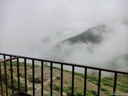 طبقه همکف با منظره کوه و جنگل و اقیانوسی از ابر طبقه همکف با منظره کوه و جنگل و اقیانوسی از ابر