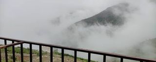 طبقه همکف با منظره کوه و جنگل و اقیانوسی از ابر طبقه همکف با منظره کوه و جنگل و اقیانوسی از ابر