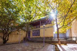 باغ ویلای دو خوابه دنج در باغبهادران باغ ویلای دو خوابه دنج در باغبهادران