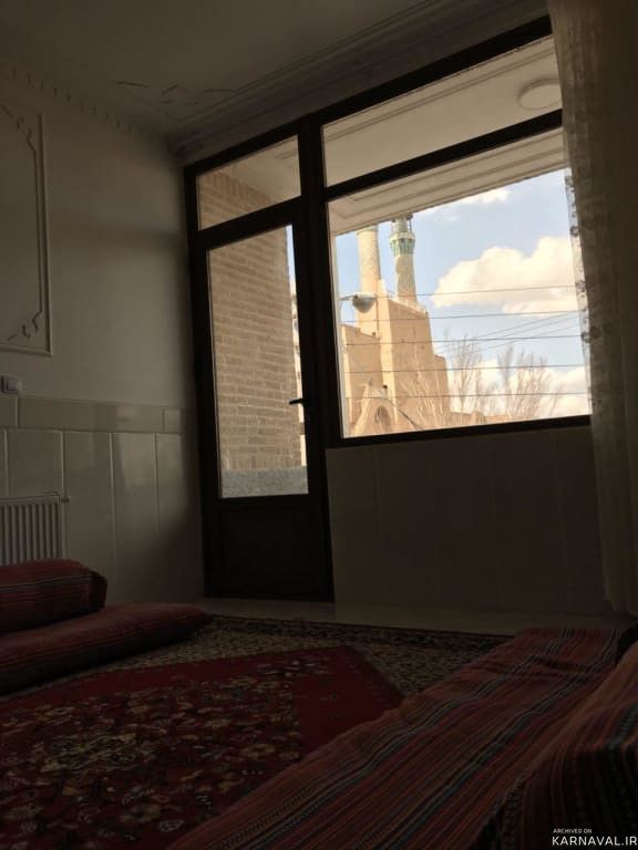 واحد مبله، مشرف به ضلع شرقی مجموعه امیر چخماق