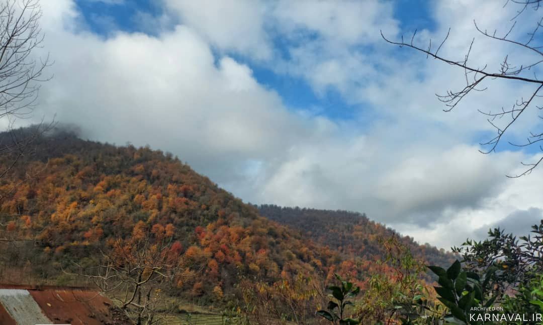 باغ ویلای سنتی با چشم‌انداز کوهستان و جنگل