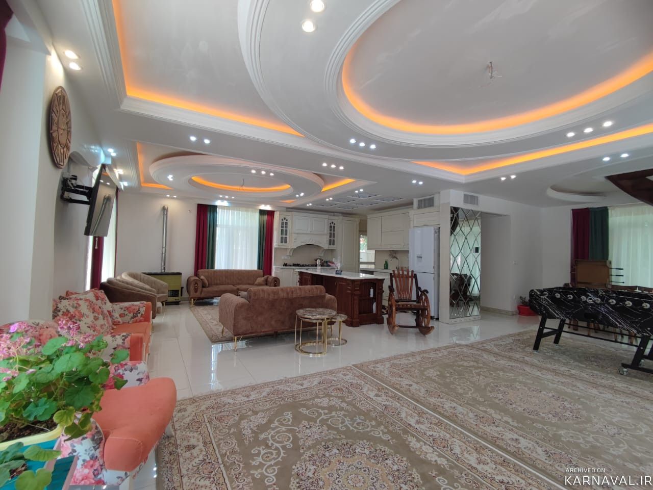 عمارت یونانی دارای استخر سرپوشیده آبگرم