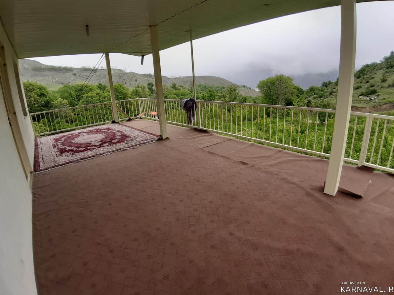 ویلای دو طبقه با چشم انداز جنگل