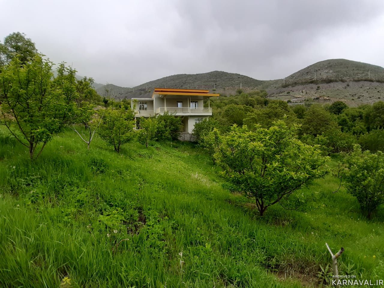 ویلای دو طبقه با چشم انداز جنگل