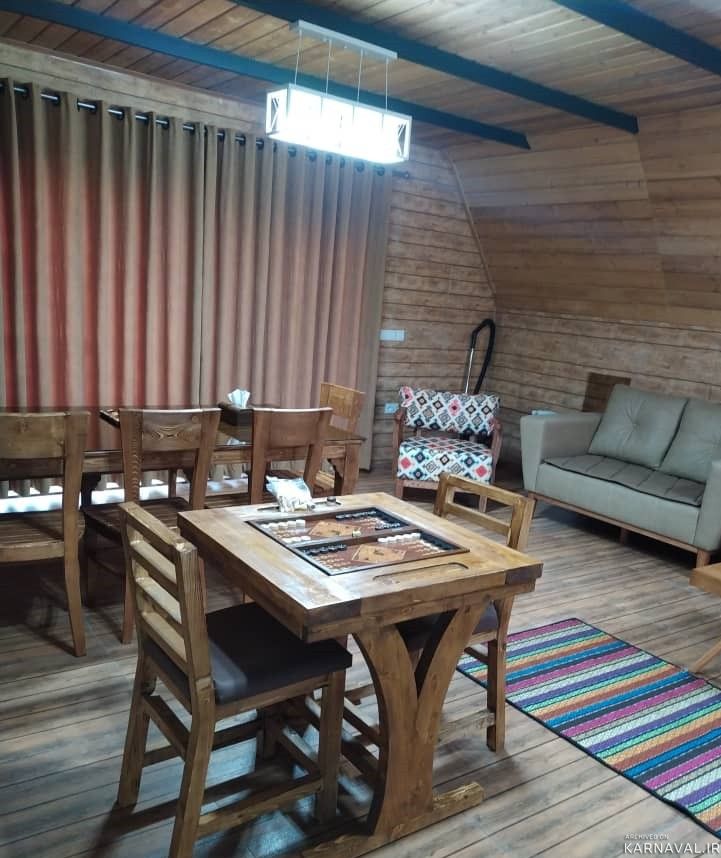 کلبه سوئیسی چوبی دربست با حیاطی دلباز کلبه سوئیسی چوبی دربست با حیاطی دلباز