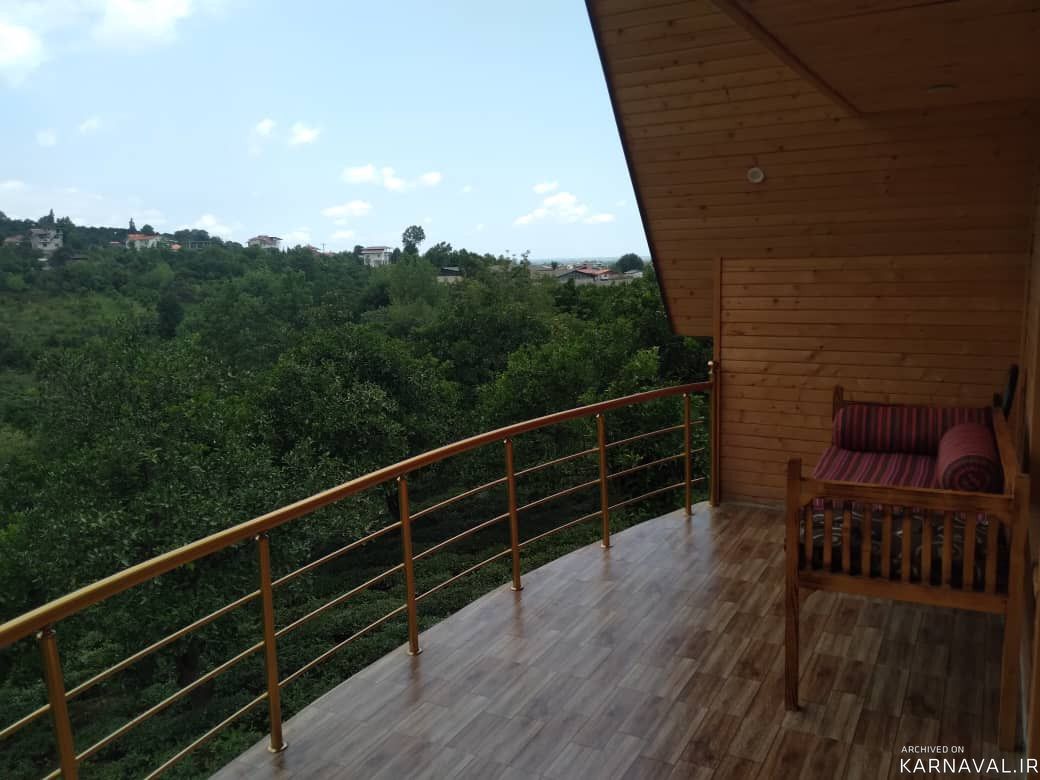 کلبه نقلی در دل باغ مرکبات و زمین چای