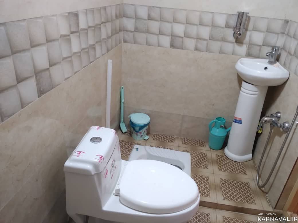 کلبه نقلی در دل باغ مرکبات و زمین چای