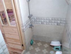 کلبه نقلی در دل باغ مرکبات و زمین چای کلبه نقلی در دل باغ مرکبات و زمین چای